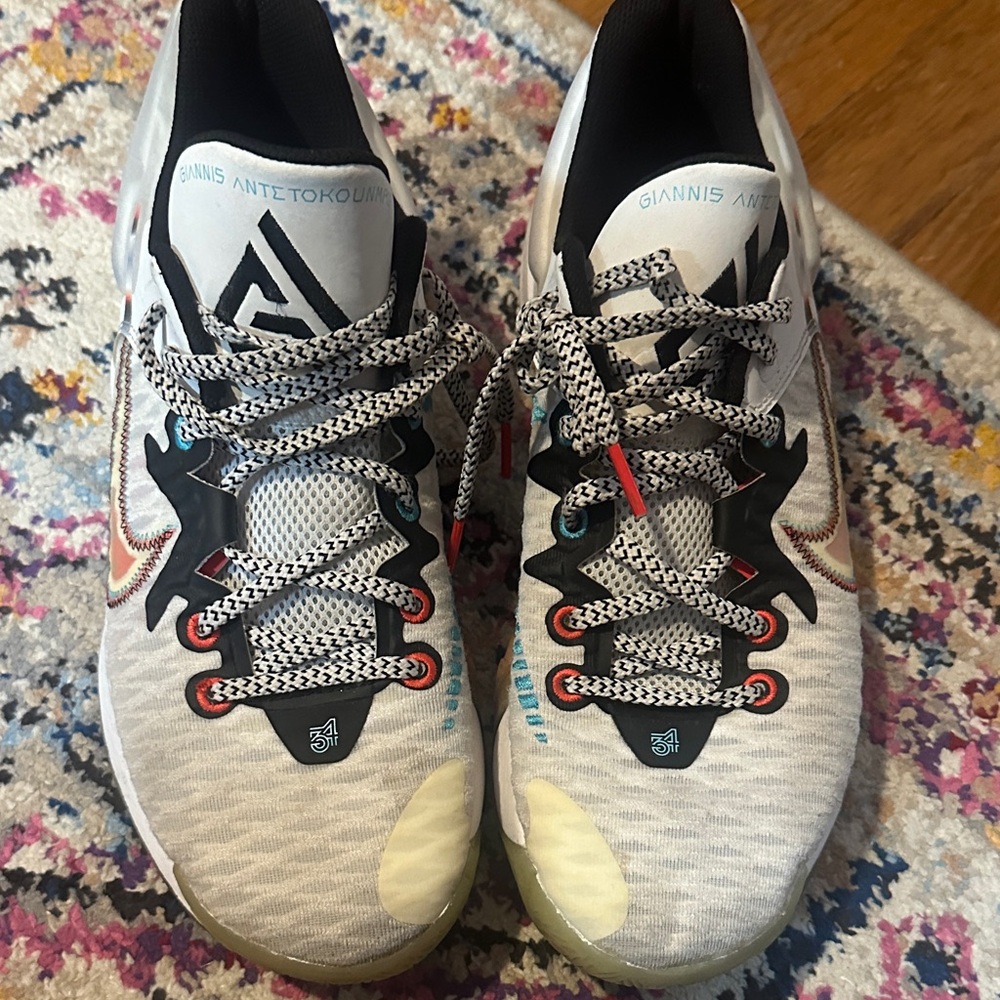 Nike Giannis Immortality Force Field Size 8